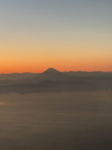 （昨年最後の出張で捉えた富士山です）